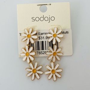 Daisy drop earrings🌼